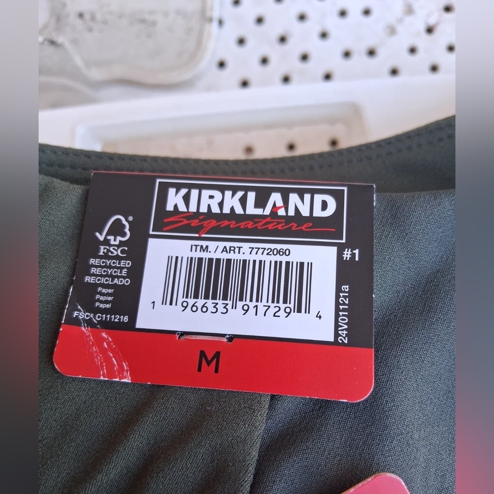 Kirkland Signature Women's Cropped Olive Pants - Picture 3 of 4